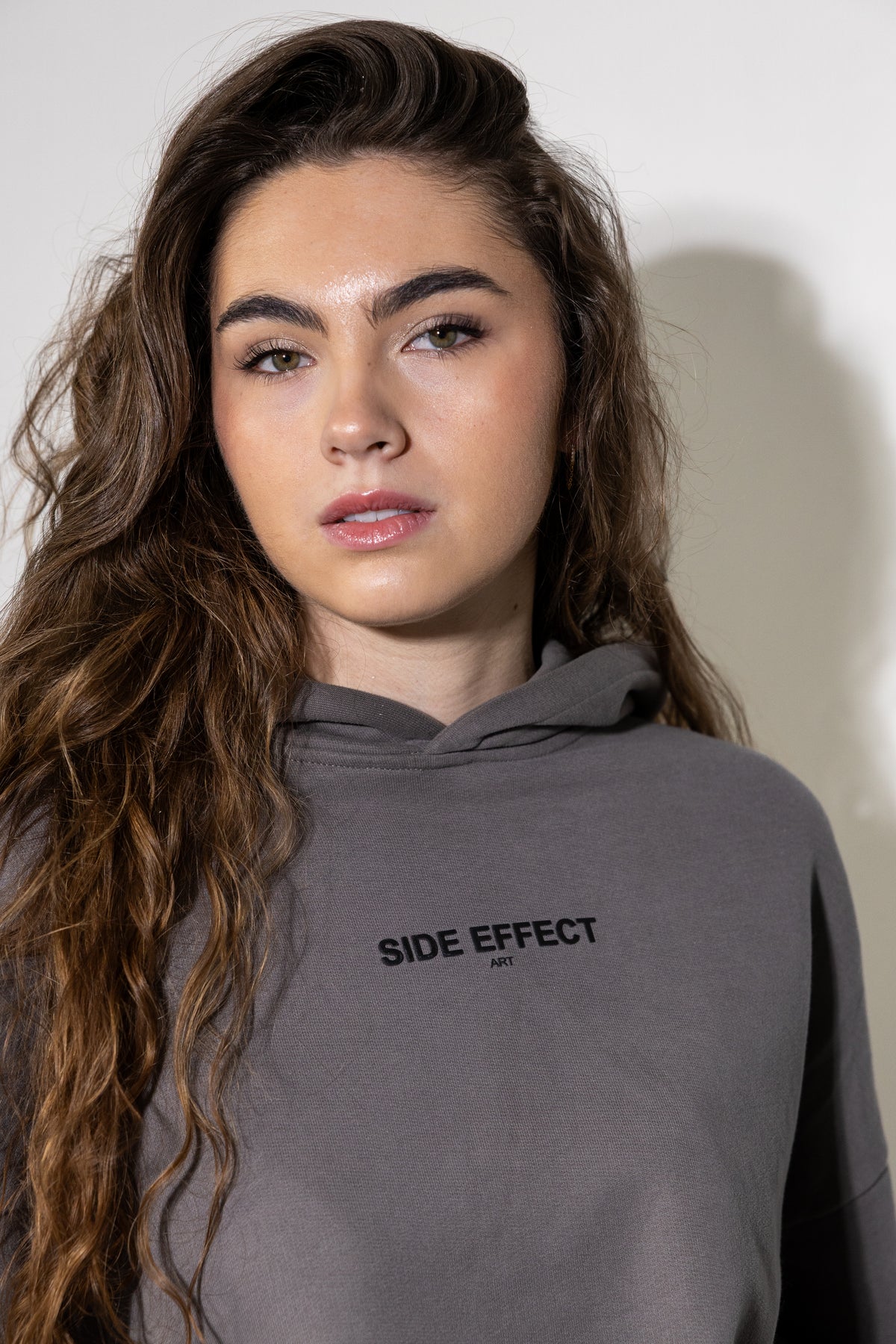 Hoodie gris porté de face, logo SIDE EFFECT sur la poitrine